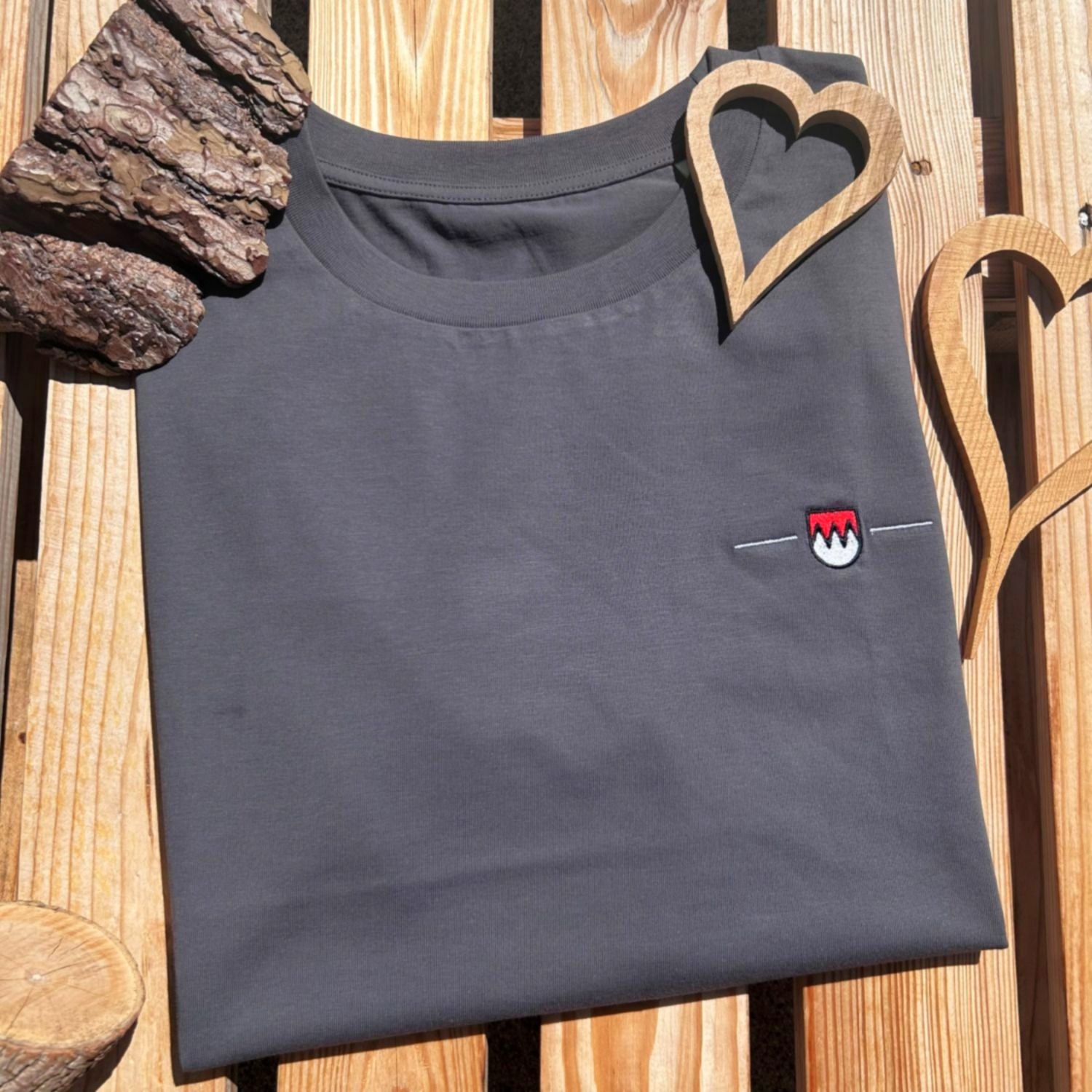 Franken Wappen Stick T-Shirt Frankenstyle Fränkische Shirts mit Frankenrechen bestickt Geschenke und Mitbringsel Weinfeste und Bierfeste Franken Nürnberg Erlangen Bamberg Coburg Bayreuth Herzogenaurach Würzburg
