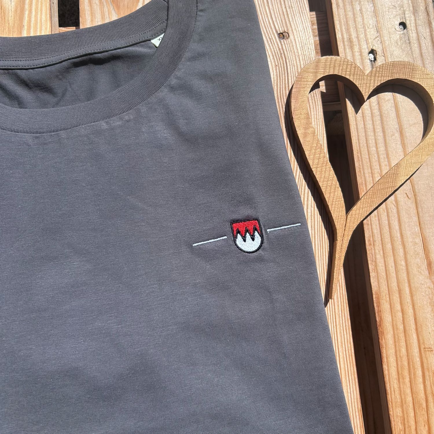 Franken Wappen Stick T-Shirt Frankenstyle Fränkische Shirts mit Frankenrechen bestickt Geschenke und Mitbringsel Weinfeste und Bierfeste Franken Nürnberg Erlangen Bamberg Coburg Bayreuth Herzogenaurach Würzburg