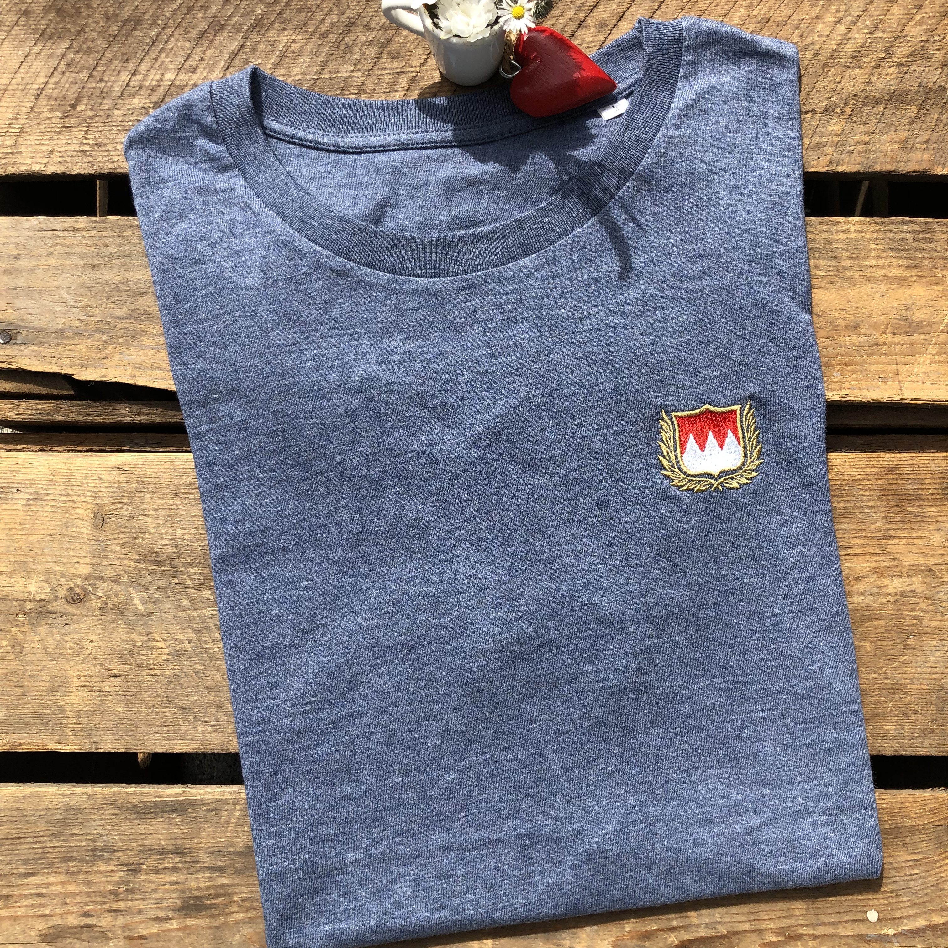 Franken Deluxe Stick T-Shirt mit Franken Wappen Frankenrechen bestickt von Frankenstyle Fränkische T-Shirts Fränkische Geschenke und Mitbringsel annather Story Shorts Nürnberg Erlangen Bamberg Fränkische Schweiz Würzburg Coburg Bayreuth Shirt