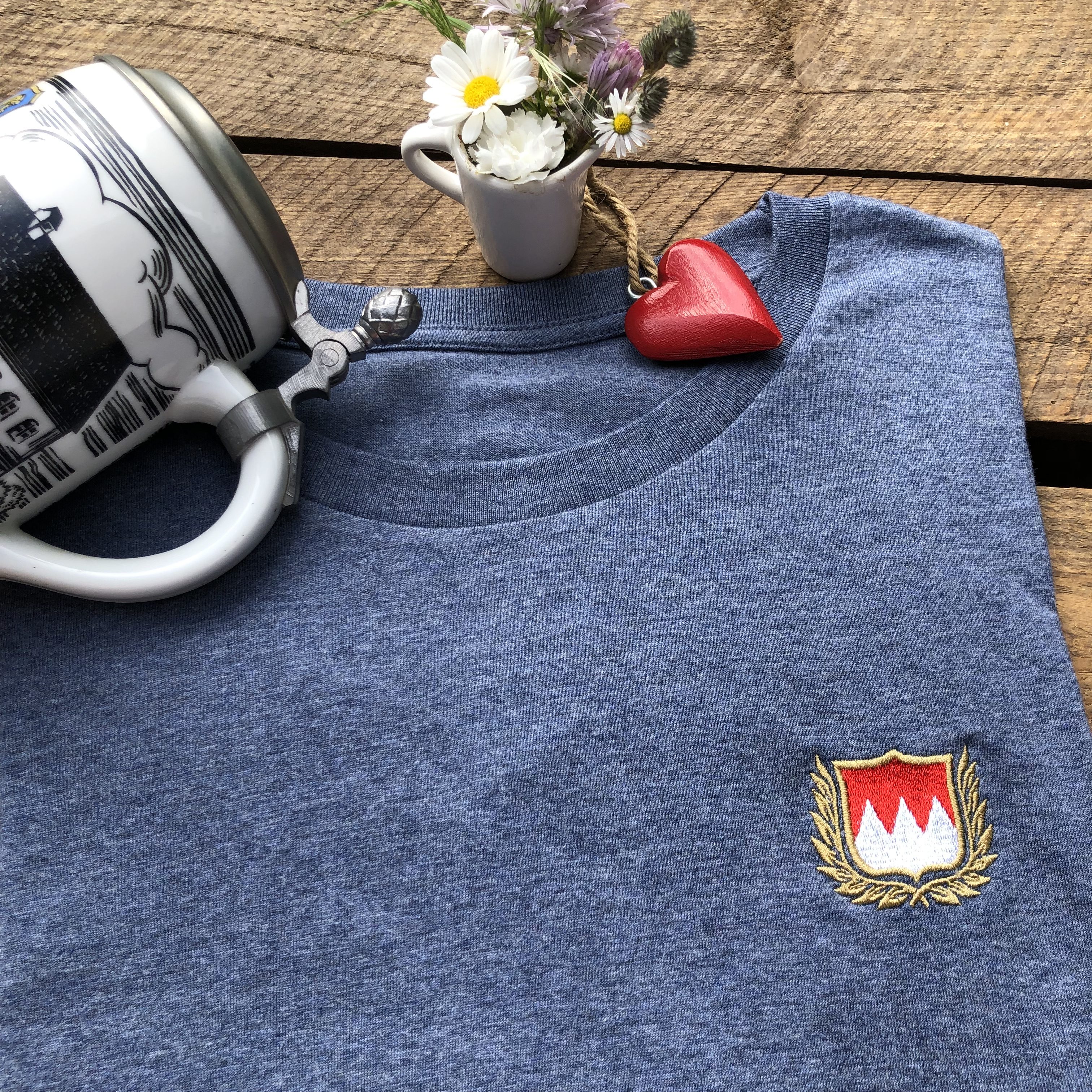Franken Deluxe Stick T-Shirt mit Franken Wappen Frankenrechen bestickt von Frankenstyle Fränkische T-Shirts Fränkische Geschenke und Mitbringsel annather Story Shorts Nürnberg Erlangen Bamberg Fränkische Schweiz Würzburg Coburg Bayreuth Shirt