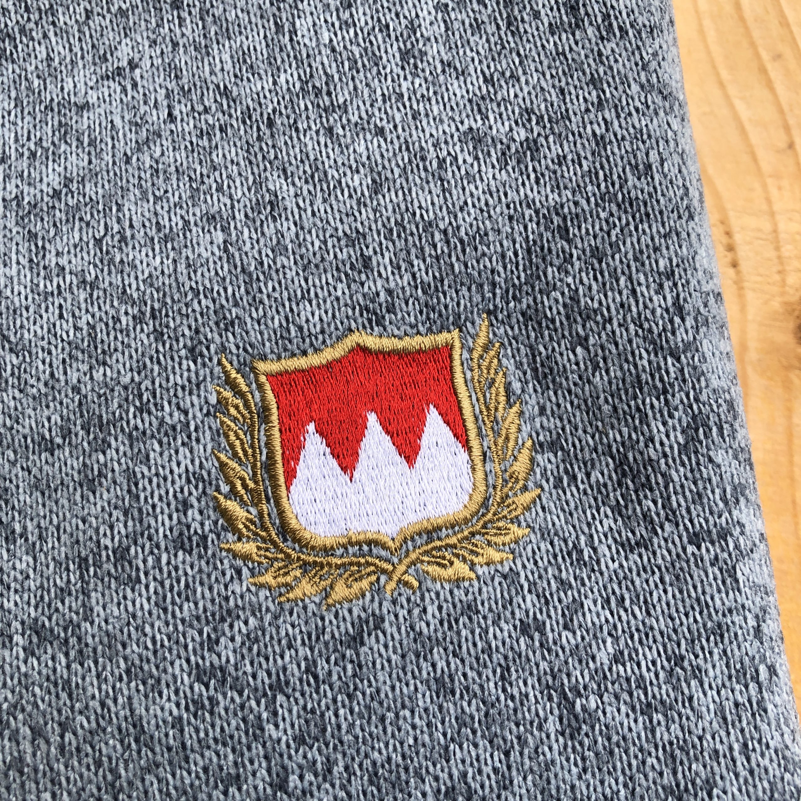 Franken Trachtenjacke Fränkische Strickjacke Jacke mit Wappen bzw Frankenrechen von Frankenstyle Fränkische Tracht und Jacke Bamberg Nürnberg Erlangen Fürtz Bayreuth Würzburg Coburg Fränkische Schweiz Shop Mode