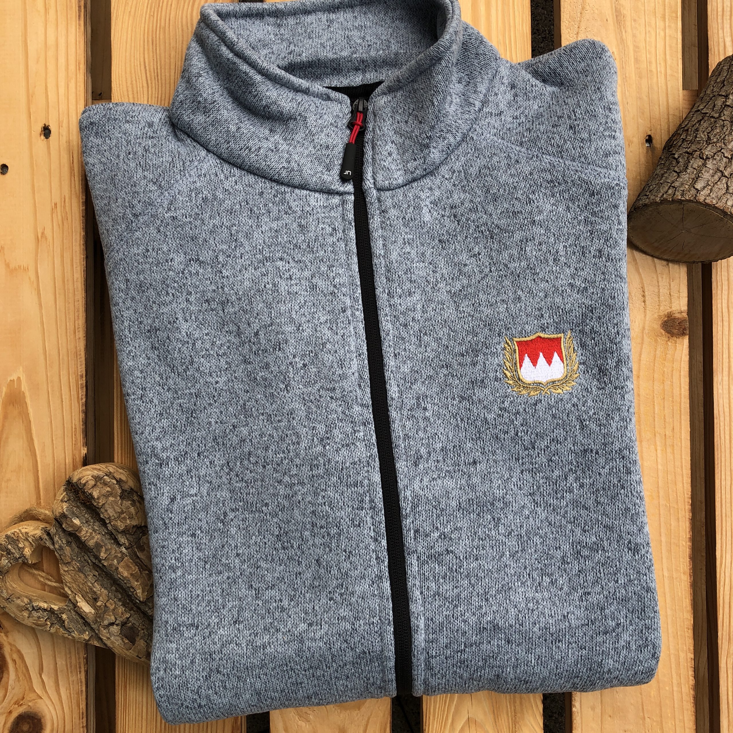 Franken Trachtenjacke Fränkische Strickjacke Jacke mit Wappen bzw Frankenrechen von Frankenstyle Fränkische Tracht und Jacke Bamberg Nürnberg Erlangen Fürtz Bayreuth Würzburg Coburg Fränkische Schweiz Shop Mode
