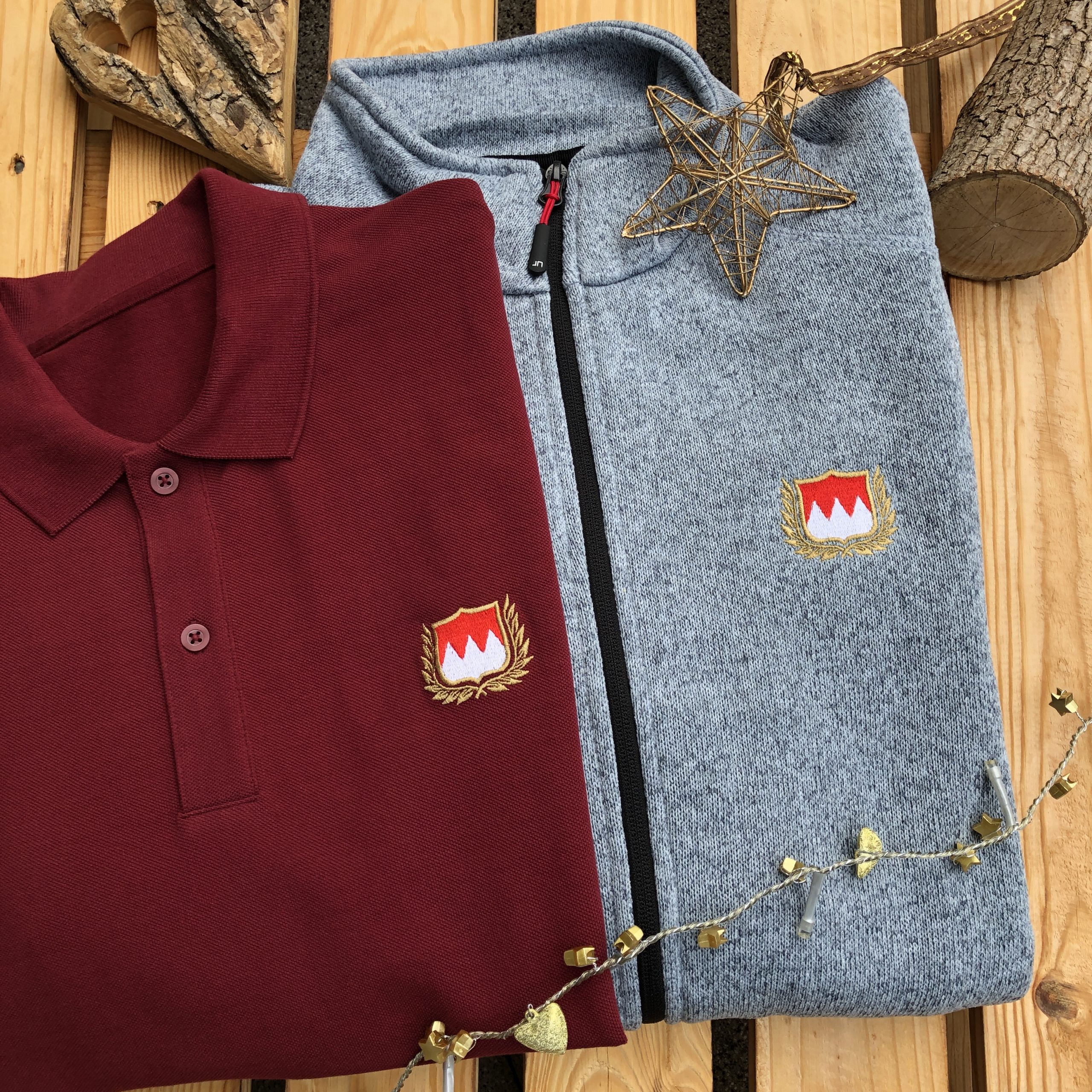 Franken Trachtenjacke Fränkische Strickjacke Jacke mit Wappen bzw Frankenrechen von Frankenstyle Fränkische Tracht und Jacke Bamberg Nürnberg Erlangen Fürtz Bayreuth Würzburg Coburg Fränkische Schweiz Shop Mode