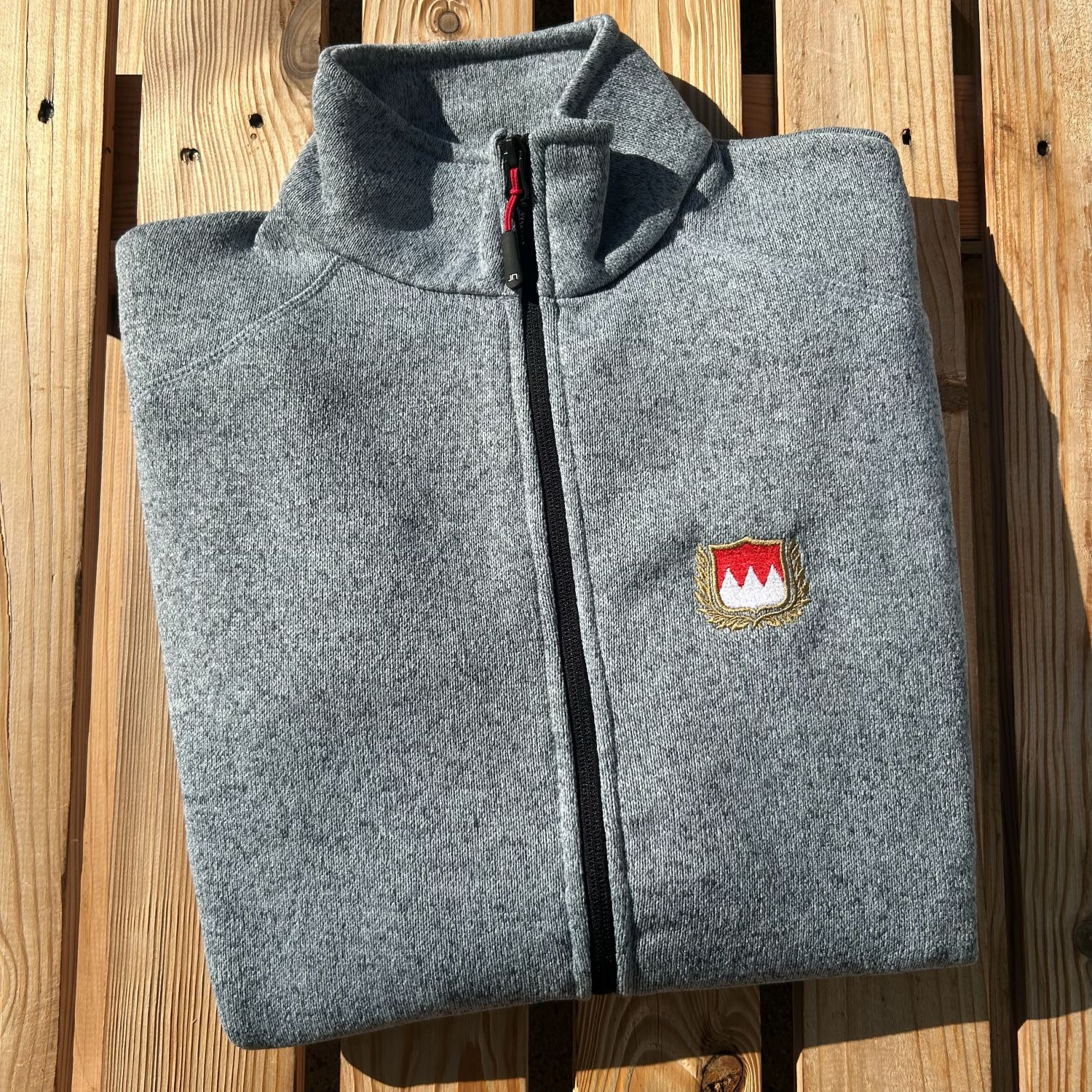 Franken Trachtenjacke Fränkische Strickjacke Jacke mit Wappen bzw Frankenrechen von Frankenstyle Fränkische Tracht und Jacke Bamberg Nürnberg Erlangen Fürtz Bayreuth Würzburg Coburg Fränkische Schweiz Shop Mode