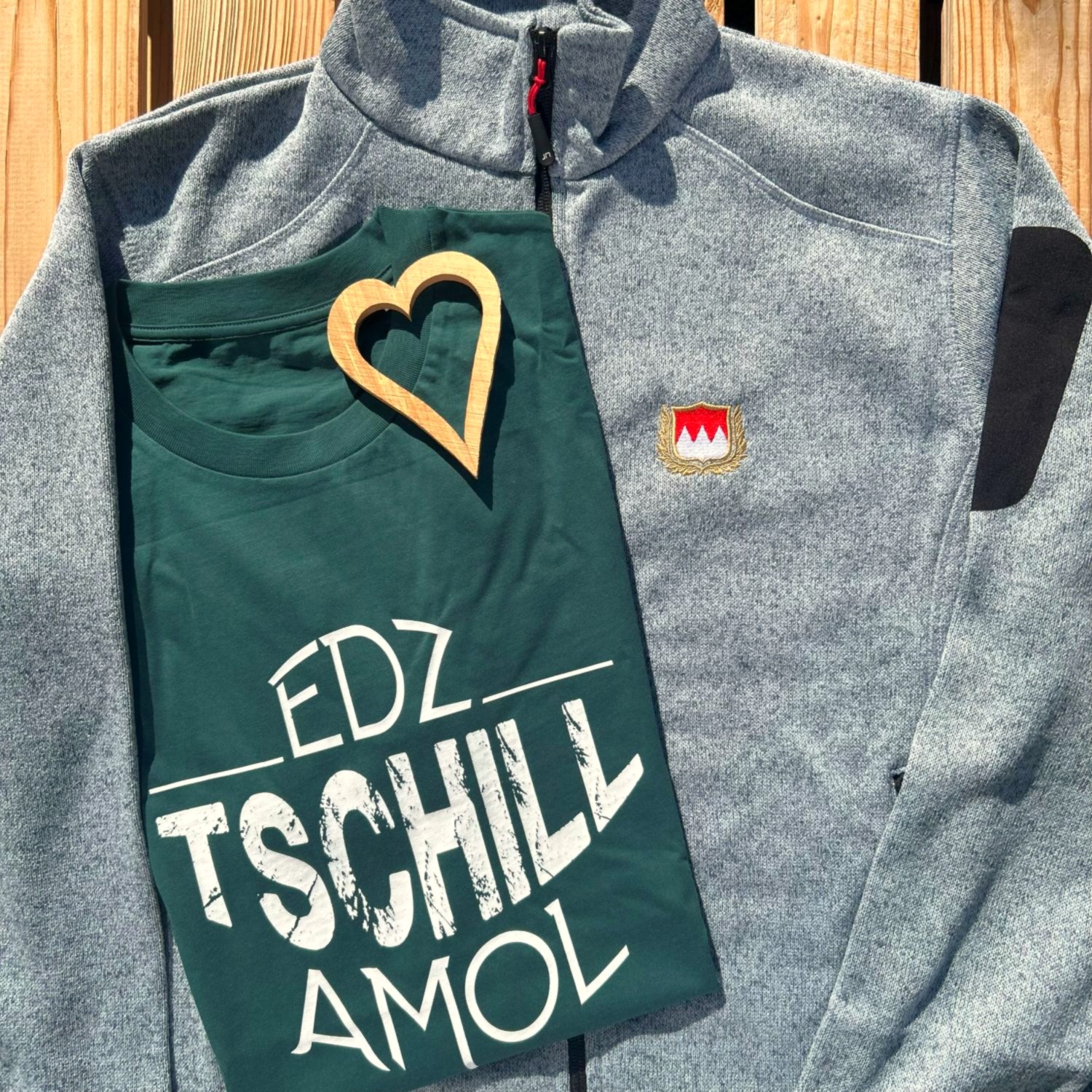 Franken Trachtenjacke Fränkische Strickjacke Jacke mit Wappen bzw Frankenrechen von Frankenstyle Fränkische Tracht und Jacke Bamberg Nürnberg Erlangen Fürtz Bayreuth Würzburg Coburg Fränkische Schweiz Shop Mode