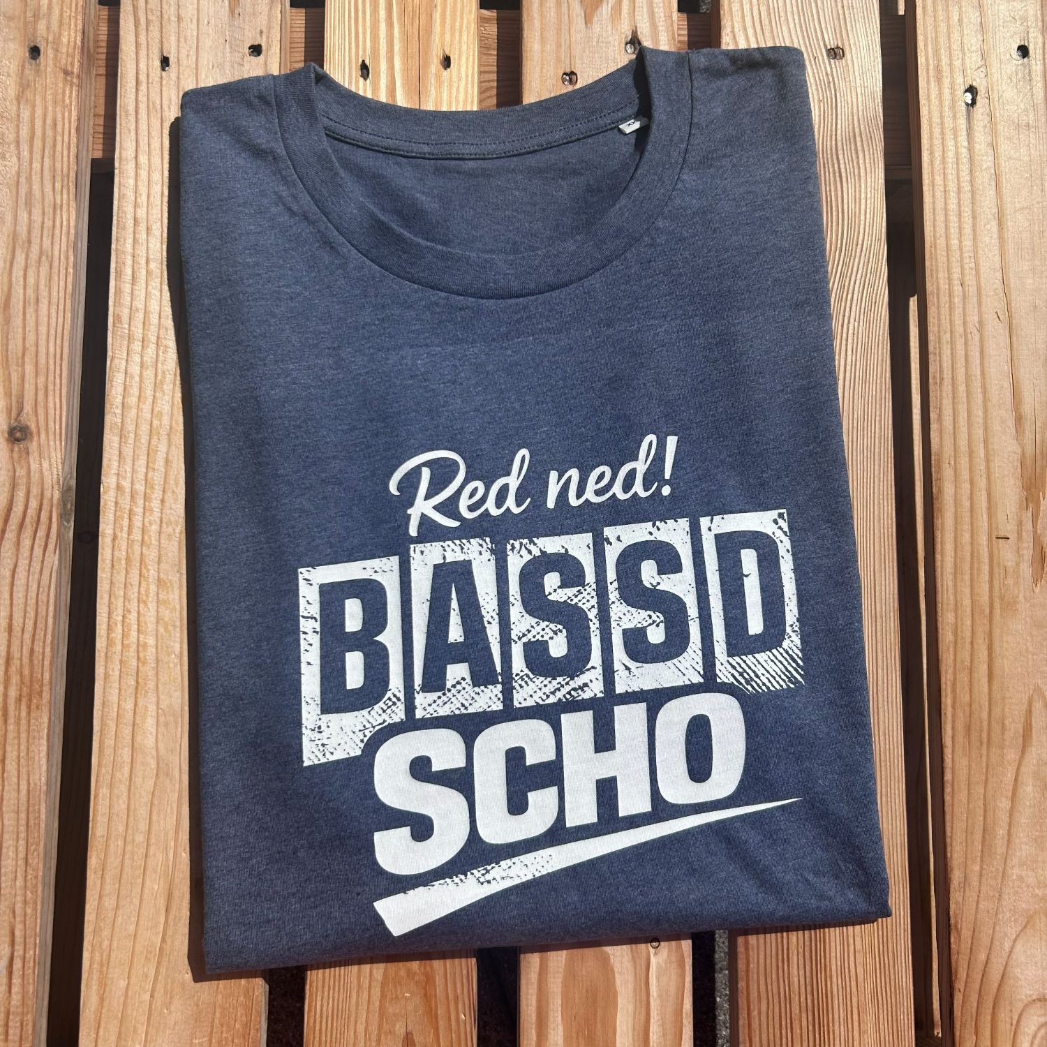 Red NEd Bassd Scho T-Shirt Frankenstyle Fränkische Shirts Franken Geschenke und Mitbringsel Fränkische Mode Nürnberg Würzburg Erlangen Bamberg annather Story Fürth Coburg Bayreuth Shop